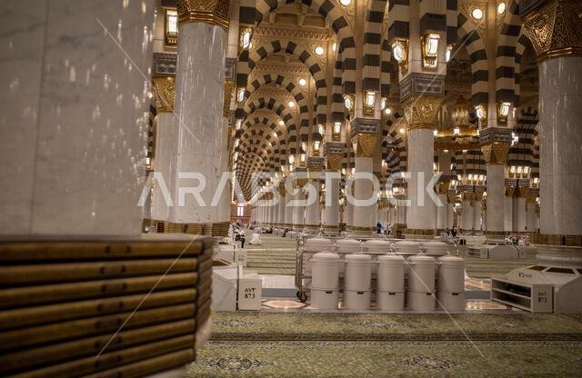 الجزء الداخلي من المسجد النبوي، المسجد النبوي في مدينة المدينة المنورة، المملكة العربية السعودية.