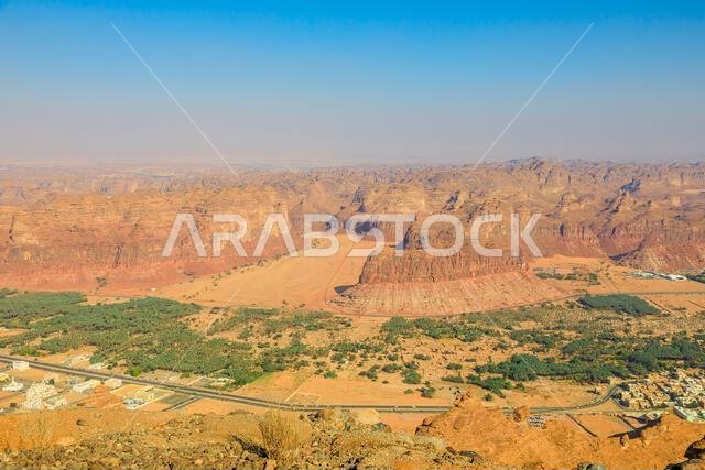 منظر بانورامي من نقطة مشاهدة حرة يُظهر مدينة العلا القديمة المتناثرة بين الوديان والسهول الخلابة، شاهدة على عظمة المملكة العربية السعودية.