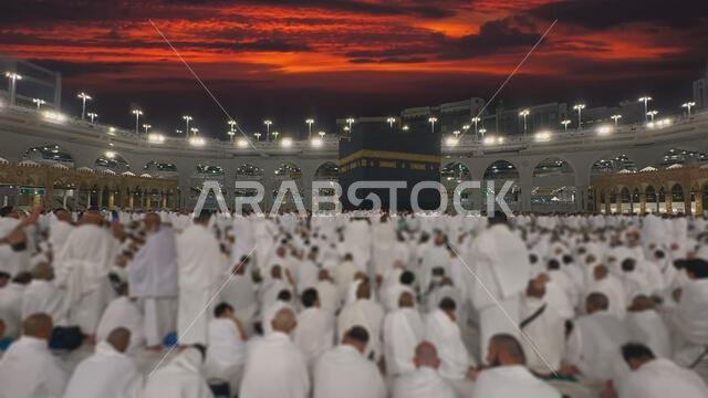 يؤدي الحجاج المسلمون طواف الكعبة المشرفة بعد صلاة الفجر في المسجد الحرام بمكة المكرمة. الحمد لله الذي خلق السماوات