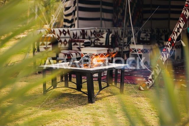 نار المخيم العربية التقليدية في خيمة بدوية