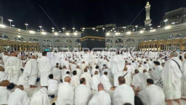 يؤدي الحجاج المسلمون طواف الكعبة المشرفة بعد صلاة الفجر في المسجد الحرام بمكة المكرمة. الحمد لله الذي خلق السماوات