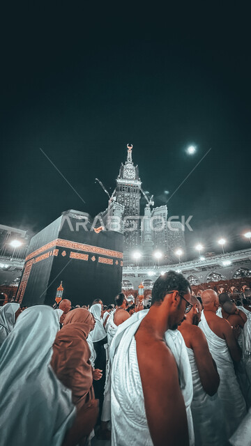 صورة لحجاج بيت الله الحرام في الحرم المكي في مكة المكرمة ،  الطواف حول الكعبة المشرفة ، ساحة الحرم المكي الشريف ، أداء فريضة الحج ، العبادة و التقرب الى الله ، معالم دينية اسلامية في السعودية