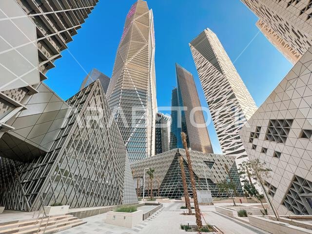 العمارة الهندسية الحديثة في الحي المالي للملك عبد الله