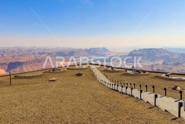 منظر جوي خلاب من نقطة مشاهدة حرة، يكشف عن الامتداد المذهل لمدينة العلا القديمة وسط المناظر الطبيعية الصحراوية الوعرة في المملكة العربية السعودية.