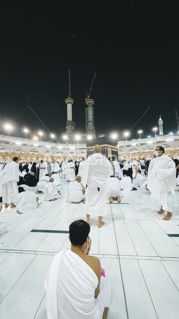 صورة لحجاج بيت الله الحرام في الحرم المكي في مكة المكرمة ،  الطواف حول الكعبة المشرفة ، ساحة الحرم المكي الشريف ، أداء فريضة الحج ، العبادة و التقرب الى الله ، معالم دينية اسلامية في السعودية