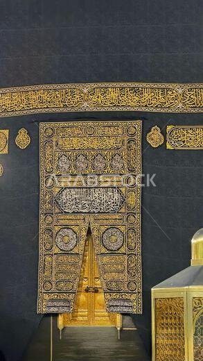مكة المكرمة، المملكة العربية السعودية - 2 مايو 2024: باب الكعبة المسمى "الملتزم" في المسجد الحرام بمكة المكرمة، المملكة العربية السعودية. 