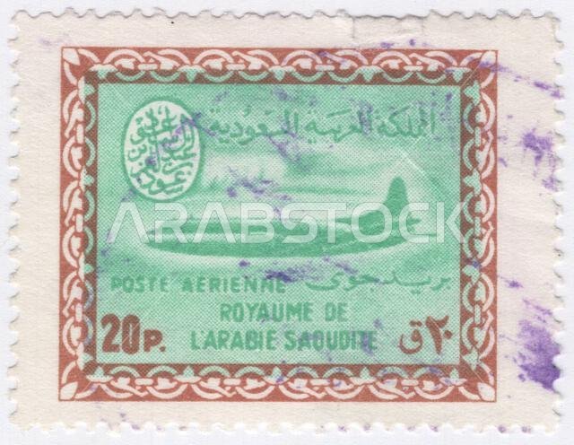 المملكة العربية السعودية - 1960: طابع بريدي جوي من فئة 20 قرشًا باللون البني الداكن والزمردي، يصور عملًا فنيًا. طائرة كونفير CV-240 التابعة للخطوط الجوية السعودية هي طائرة ركاب أمريكية صنعتها شركة كونفير من عام 1947 إلى عام 1954، في البداية كبديل محتمل لطائرة دوغلاس DC-3 واسعة الانتشار. تميزت بتصميم أكثر حداثة مع نظام ضغط المقصورة، وحققت سلسلة 240 بعض النجاح كطائرة ركاب تجارية، وخضعت لدورة تطوير طويلة أنتجت العديد من النسخ المدنية والعسكرية. على الرغم من انخفاض أعدادها بسبب الاستهلاك، المملكة العربية السعودية - 1960: طابع بريدي جوي من فئة 20 قرشًا باللون البني الداكن والزمردي، يصور عملًا فنيًا. طائرة كونفير CV-240 التابعة للخطوط الجوية السعودية هي طائرة ركاب أمريكية صنعتها شركة كونفير من عام 1947 إلى عام 1954، في البداية كبديل محتمل لطائرة دوغلاس DC-3 واسعة الانتشار. تميزت بتصميم أكثر حداثة مع نظام ضغط المقصورة، وحققت سلسلة 240 بعض النجاح كطائرة ركاب تجارية، وخضعت لدورة تطوير طويلة أنتجت العديد من النسخ المدنية والعسكرية. على الرغم من انخفاض أعدادها بسبب الاستهلاك،