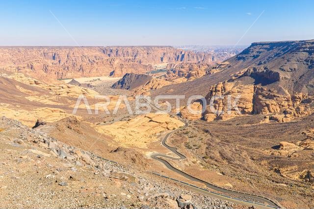 التقاط منظر جوي خلاب من نقطة مشاهدة حرة، يكشف عن الامتداد المذهل لمدينة العلا القديمة وسط صحراء المملكة العربية السعودية الوعرة