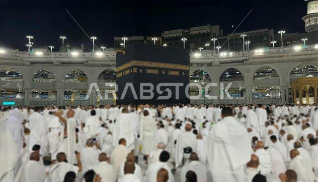 يؤدي الحجاج المسلمون طواف الكعبة المشرفة بعد صلاة الفجر في المسجد الحرام بمكة المكرمة. الحمد لله الذي خلق السماوات