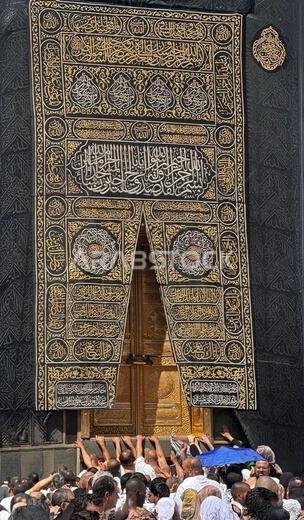 مكة المكرمة، المملكة العربية السعودية - 2 مايو 2024: باب الكعبة المسمى "الملتزم" في المسجد الحرام بمكة المكرمة، المملكة العربية السعودية. 