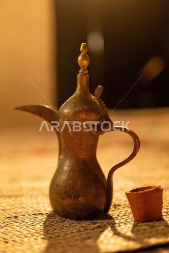 إبريق قهوة الدلة العربي التقليدي
