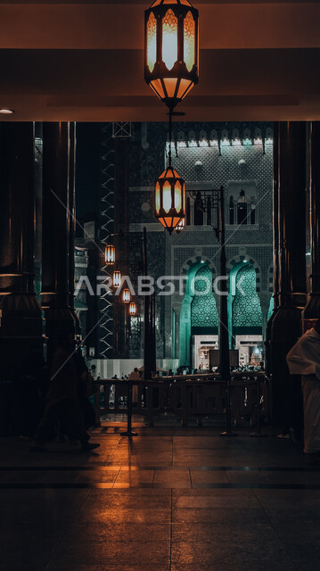 صورة جمالية ليلا من داخل الحرم المكي الشريف في مكة المكرمة ، روعة الفن الاسلامي المعماري ، المسجد الحرام  من الدخل ، أداء مناسك الحج والعمرة ، العبادة و التقرب الى الله ، معالم دينية اسلامية في المملكة العربية السعودية