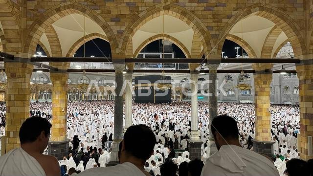 يؤدي الحجاج المسلمون طواف الكعبة المشرفة بعد صلاة الفجر في المسجد الحرام بمكة المكرمة. الحمد لله الذي خلق السماوات