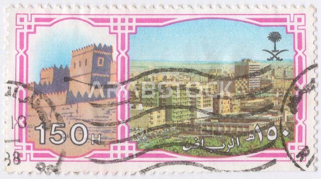 المملكة العربية السعودية - 4 مايو 1988: طابع بريدي وردي ومتعدد الألوان من فئة 150 هلالة، يصور مدينة الرياض، عاصمة المملكة العربية السعودية وأكبر مدنها. وهي أيضاً عاصمة منطقة الرياض ومركز محافظة الرياض. تقع الرياض على الضفة الشرقية لوادي حنيفة، وقد برز شكلها الحالي في خمسينيات القرن العشرين كفرع من المدينة المسورة التي تعود إلى القرن الثامن عشر، وذلك بعد تفكيك تحصيناتها الدفاعية. وهي أكبر مدينة في شبه الجزيرة العربية.