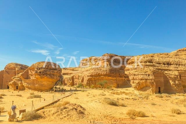 موقع الخريمات الأثري في جبال الحجر الرملي الشاهقة فوق مدينة الحِجر القديمة في العلا، المملكة العربية السعودية، ويتميز بنقوش صخرية معقدة موقع الخريمات الأثري في جبال الحجر الرملي الشاهقة فوق مدينة الحِجر القديمة في العلا، المملكة العربية السعودية، ويتميز بنقوش صخرية معقدة