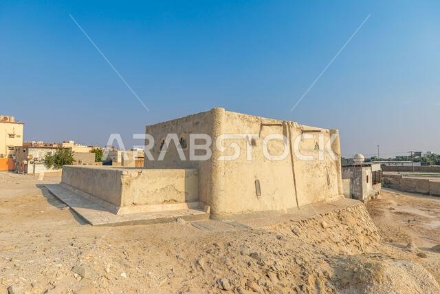 مبنى أثري مصنوع من الطين والقش يُظهر فن العمارة التقليدية في منطقة كهوف جبل القره، بالقرب من الهفوف، الأحساء، المملكة العربية السعودية، خلال مبنى أثري مصنوع من الطين والقش يُظهر فن العمارة التقليدية في منطقة كهوف جبل القره، بالقرب من الهفوف، الأحساء، المملكة العربية السعودية، خلال