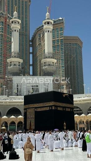 يؤدي الحجاج المسلمون طواف الكعبة المشرفة بعد صلاة الفجر في المسجد الحرام بمكة المكرمة. الحمد لله الذي خلق السماوات
