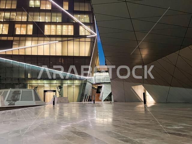  روعة معمارية حديثة في مركز الملك عبد العزيز للفنون والتصميم. ليلاً.