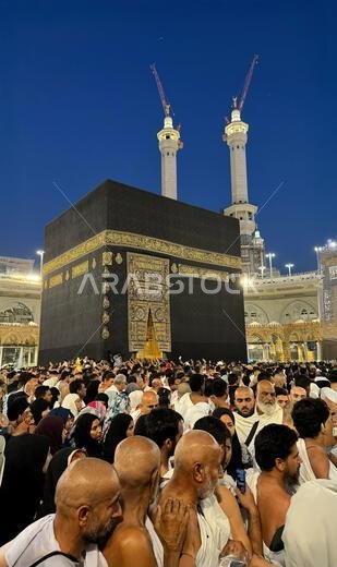 يؤدي الحجاج المسلمون طواف الكعبة المشرفة بعد صلاة الفجر في المسجد الحرام بمكة المكرمة. الحمد لله الذي خلق السماوات