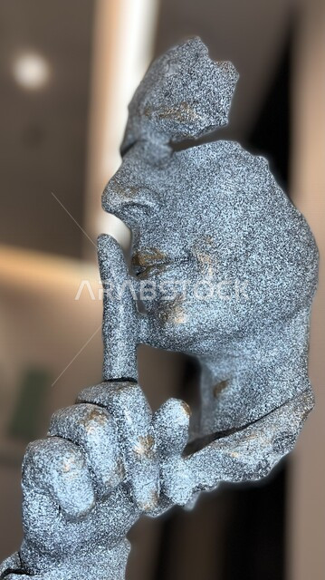 صورة لمجسم انسان يضع اصبع السبابة على فمه ، تمثال وجه تعبيري ، فن تشكيلي ، تماثيل و مجسمات ، ديكورات منحوتة