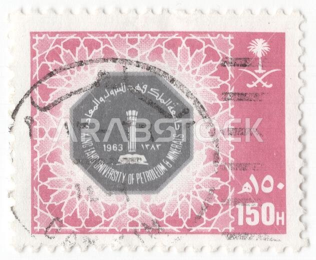 المملكة العربية السعودية - 31 يناير 1989: طابع بريدي من فئة 150 هلالة، باللون الوردي الداكن والأسود، يحمل شعار جامعة الملك فهد للبترول والمعادن، وهي جامعة بحثية غير ربحية تقع في الظهران، بالمنطقة الشرقية، المملكة العربية السعودية. تأسست الجامعة عام 1963 على يد الملك سعود بن عبد العزيز، وتُصنف ضمن أعرق المؤسسات الأكاديمية في المملكة. وقد أُنشئت بالقرب من أقدم حقول النفط المحلية استجابةً لازدهار قطاع الطاقة في المملكة، وتركز الجامعة بشكل أساسي على العلوم. المملكة العربية السعودية - 31 يناير 1989: طابع بريدي من فئة 150 هلالة، باللون الوردي الداكن والأسود، يحمل شعار جامعة الملك فهد للبترول والمعادن، وهي جامعة بحثية غير ربحية تقع في الظهران، بالمنطقة الشرقية، المملكة العربية السعودية. تأسست الجامعة عام 1963 على يد الملك سعود بن عبد العزيز، وتُصنف ضمن أعرق المؤسسات الأكاديمية في المملكة. وقد أُنشئت بالقرب من أقدم حقول النفط المحلية استجابةً لازدهار قطاع الطاقة في المملكة، وتركز الجامعة بشكل أساسي على العلوم.
