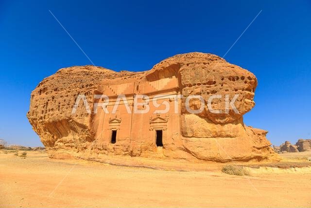 يضم موقع مدائن صالح، المعروف أيضاً باسم الحِجر، وهو موقع أثري في العلا بالمملكة العربية السعودية، مقابر نبطية محفورة في تكوينات صخرية ضخمة من الحجر الرملي. يضم موقع مدائن صالح، المعروف أيضاً باسم الحِجر، وهو موقع أثري في العلا بالمملكة العربية السعودية، مقابر نبطية محفورة في تكوينات صخرية ضخمة من الحجر الرملي.
