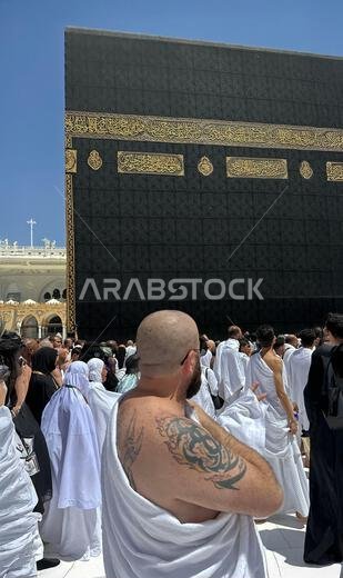يؤدي الحجاج المسلمون طواف الكعبة المشرفة بعد صلاة الفجر في المسجد الحرام بمكة المكرمة. الحمد لله الذي خلق السماوات