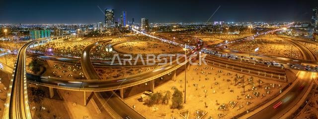 منظر جوي ليلي لأضواء مدينة الرياض وطرقها السريعة. مطار الملك عبد العزيز الدولي. بانوراما