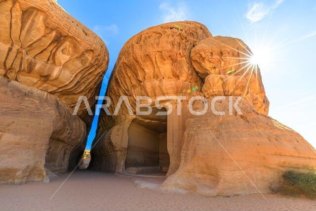 الشمس مشرقة فوق المقابر النبطية المنحوتة في الصخر في جبل إثلب والديوان والسيق في مدينة الحِجر القديمة، وهي موقع تراث عالمي لليونسكو يقع في