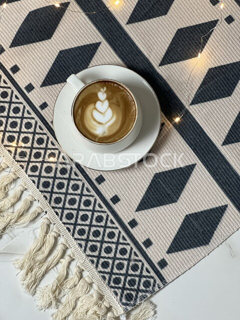 صورة مقربة لكوب قهوة ساخنة ، مشروبات ساخنة ، القهوة ، مشروب القهوة الساخن ، أفكار للتزيين ، ضيافة وإستقبال ، فن التصوير بشكل إحترافي 