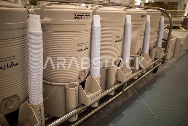 برميل ماء زمزم للشرب لحجاج الحج والعمرة داخل المسجد النبوي في المدينة المنورة بالمملكة العربية السعودية.