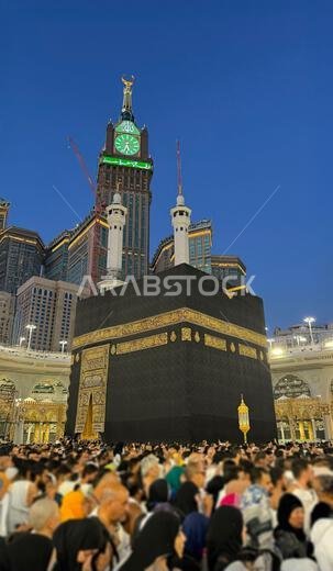 يؤدي الحجاج المسلمون طواف الكعبة المشرفة بعد صلاة الفجر في المسجد الحرام بمكة المكرمة. الحمد لله الذي خلق السماوات