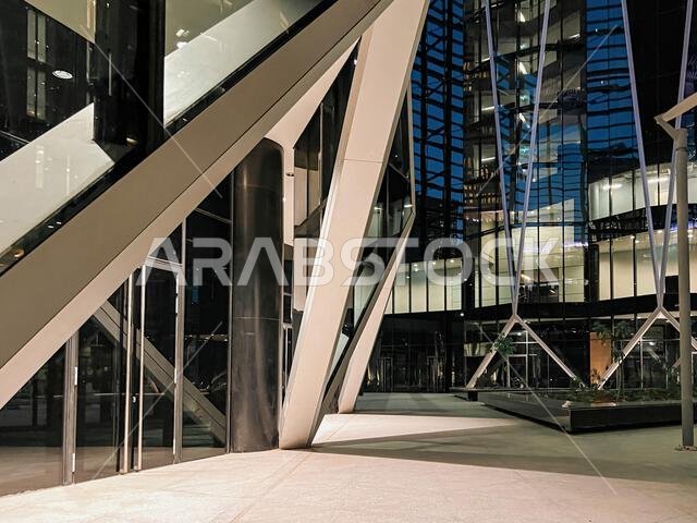  روعة معمارية حديثة في مركز الملك عبد العزيز للفنون والتصميم. ليلاً.