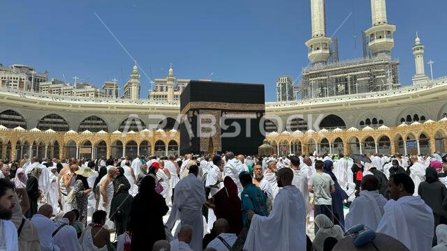 يؤدي الحجاج المسلمون طواف الكعبة المشرفة بعد صلاة الفجر في المسجد الحرام بمكة المكرمة. الحمد لله الذي خلق السماوات