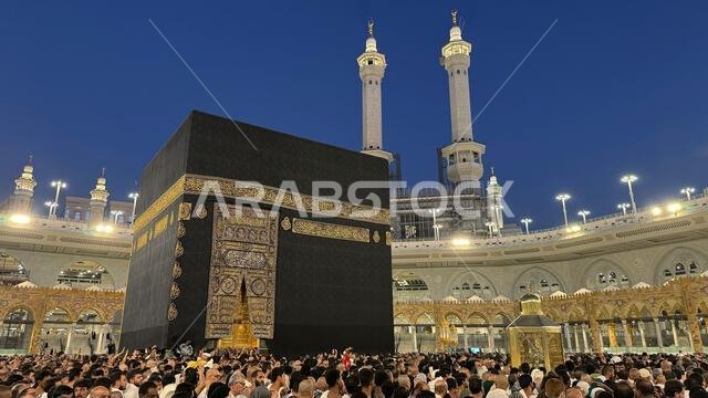 يؤدي الحجاج المسلمون طواف الكعبة المشرفة بعد صلاة الفجر في المسجد الحرام بمكة المكرمة. الحمد لله الذي خلق السماوات