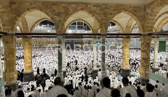 يؤدي الحجاج المسلمون طواف الكعبة المشرفة بعد صلاة الفجر في المسجد الحرام بمكة المكرمة. الحمد لله الذي خلق السماوات