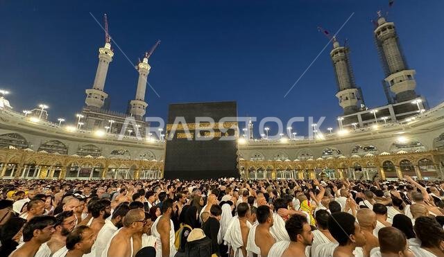 مكة المكرمة، المملكة العربية السعودية - 2 مايو 2024: منظر للكعبة المشرفة من الطابق الثاني للمسجد الحرام عبر بعض المباني الجديدة المحيطة بالمسجد.