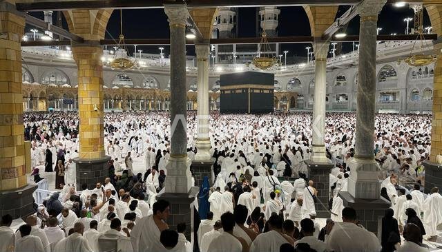 يؤدي الحجاج المسلمون طواف الكعبة المشرفة بعد صلاة الفجر في المسجد الحرام بمكة المكرمة. الحمد لله الذي خلق السماوات