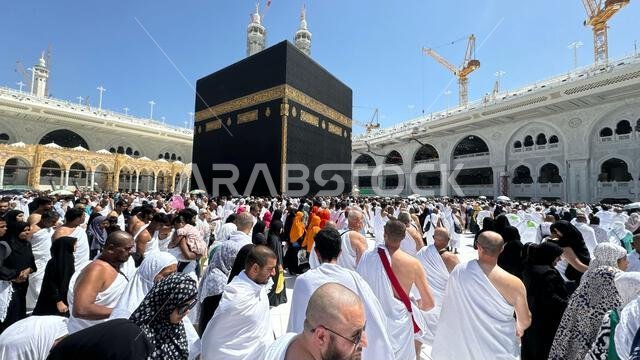 مكة المكرمة، المملكة العربية السعودية - 2 مايو 2024: منظر للكعبة المشرفة من الطابق الثاني للمسجد الحرام عبر بعض المباني الجديدة المحيطة بالمسجد.