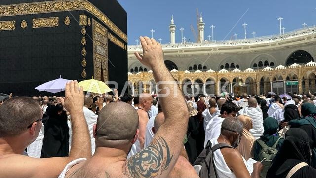 مكة المكرمة، المملكة العربية السعودية - 2 مايو 2024: منظر للكعبة المشرفة من الطابق الثاني للمسجد الحرام عبر بعض المباني الجديدة المحيطة بالمسجد.