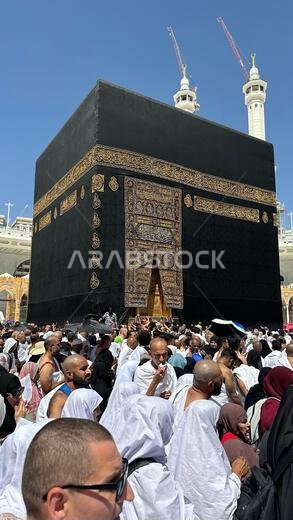 مكة المكرمة، المملكة العربية السعودية - 2 مايو 2024: منظر للكعبة المشرفة من الطابق الثاني للمسجد الحرام عبر بعض المباني الجديدة المحيطة بالمسجد.