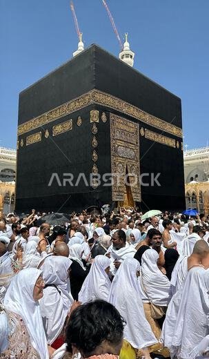 مكة المكرمة، المملكة العربية السعودية - 2 مايو 2024: منظر للكعبة المشرفة من الطابق الثاني للمسجد الحرام عبر بعض المباني الجديدة المحيطة بالمسجد.