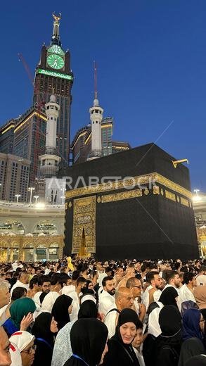 مكة المكرمة، المملكة العربية السعودية - 2 مايو 2024: منظر للكعبة المشرفة من الطابق الثاني للمسجد الحرام عبر بعض المباني الجديدة المحيطة بالمسجد.