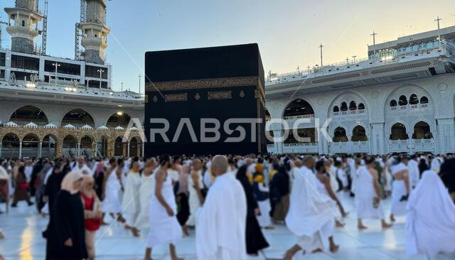 يؤدي الحجاج المسلمون طواف الكعبة المشرفة بعد صلاة الفجر في المسجد الحرام بمكة المكرمة. الحمد لله الذي خلق السماوات