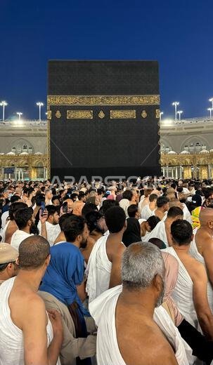 يؤدي الحجاج المسلمون طواف الكعبة المشرفة بعد صلاة الفجر في المسجد الحرام بمكة المكرمة. الحمد لله الذي خلق السماوات