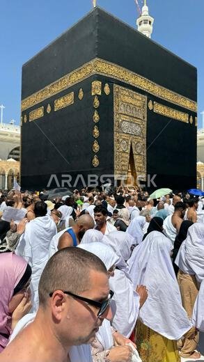 يؤدي الحجاج المسلمون طواف الكعبة المشرفة بعد صلاة الفجر في المسجد الحرام بمكة المكرمة، المملكة العربية السعودية. ويتوجه المسلمون في جميع أنحاء العالم نحو الكعبة المشرفة.