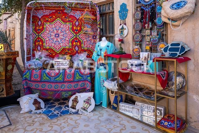 الفنون الإسلامية، من فوانيس رمضان الزرقاء، كاحتفال إسلامي عربي برمضان، و"غارانغاو" على السجادة الحمراء الشرقية.