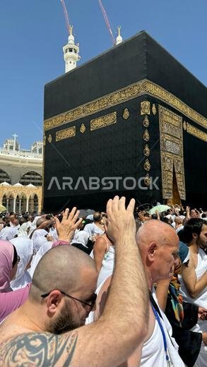 يؤدي الحجاج المسلمون طواف الكعبة المشرفة بعد صلاة الفجر في المسجد الحرام بمكة المكرمة، المملكة العربية السعودية. ويتوجه المسلمون في جميع أنحاء العالم نحو الكعبة المشرفة.
