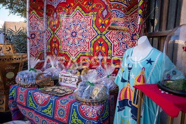الفنون الإسلامية، من فوانيس رمضان الزرقاء، كاحتفال إسلامي عربي برمضان، و"غارانغاو" على السجادة الحمراء الشرقية.