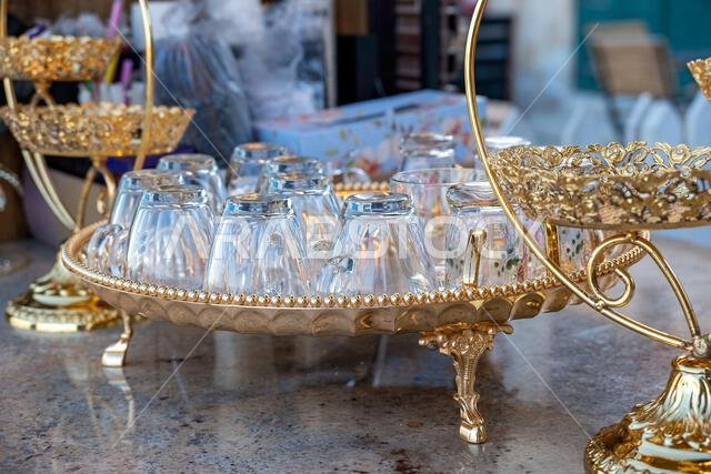 الفنون الإسلامية، من فوانيس رمضان الزرقاء، كاحتفال إسلامي عربي برمضان، و"غارانغاو" على السجادة الحمراء الشرقية.